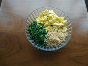 锅烧热放少许油，倒入鸡蛋液，凝固后就用筷子划开，关火放凉。