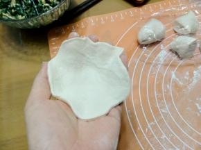 醒好的面团再次揉光滑，切成自己喜欢大小的剂子，擀成面皮。
