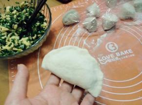 对折，捏紧收口。