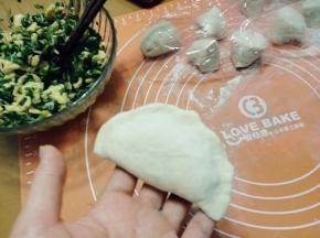 对折，捏紧收口。