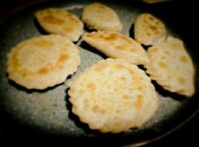 翻面把另一面也煎成金黄色，加入少许水，盖好盖子焖3到5分钟，水都收干了就熟了。