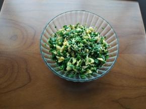 韭菜，鸡蛋碎，虾皮拌匀，加入调味料拌匀。