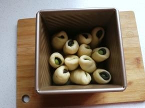 再摆入水立方模具中，随意摆放，不要摆整齐