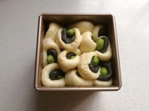 发酵至九分满模时盖上盖子，放入预热好的烤箱中层上下火180度烤约30分钟