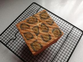 烤好后脱模晾凉，然后切片食用。