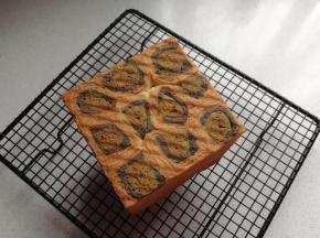 烤好后脱模晾凉，然后切片食用。