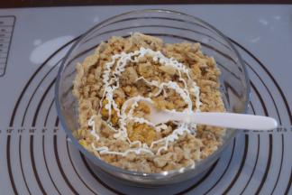 将鸭蛋黄蒸熟放凉后放入碗中，加入肉松、沙拉酱，拌匀，盖上保鲜膜备用