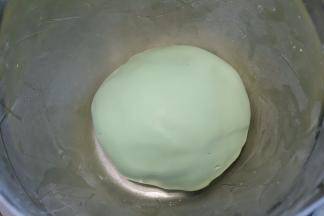 将面团揉成光滑的面团