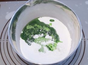 加入青团汁和温水（温水不要一次性加入，慢慢调至面团可以成团即可）