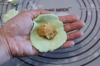 面团分成20克一个的小剂子，分别压成薄圆片，包入内陷（10克）