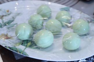 收口捏紧，两手合上搓圆，同包汤圆一样