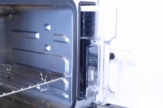 蒸烤箱的水箱装好蒸馏水