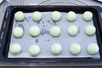 烤盘内铺上油纸，将做好的青团放在烤盘上