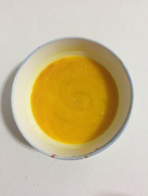 鸡蛋磕入碗中，加入一勺盐，充分搅拌均匀备用。