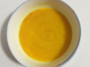 鸡蛋磕入碗中，加入一勺盐，充分搅拌均匀备用。