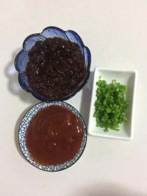 准备好番茄酱，葱花，我喜欢吃辣一点的，还准备了一小碟香辣牛肉酱。