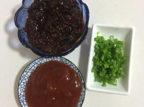 准备好番茄酱，葱花，我喜欢吃辣一点的，还准备了一小碟香辣牛肉酱。