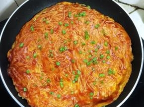 起锅前撒入适量的葱花装饰一下即可。