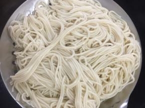 煮好的面条捞出沥干水分备用。