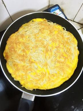 待表面蛋液稍微凝固，翻面再小火煎1分钟。