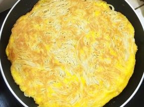 待表面蛋液稍微凝固，翻面再小火煎1分钟。