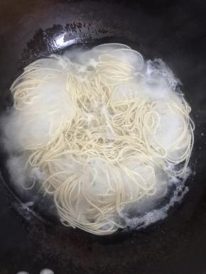 锅中的水烧开，放入面条煮3分钟左右即可。