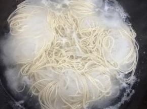 锅中的水烧开，放入面条煮3分钟左右即可。
