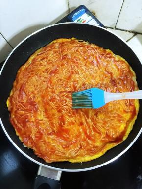 再表面均匀的刷上一层酸酸甜甜的番茄酱。（喜欢吃辣的，可以刷上一层香辣牛肉酱，也可以把香辣牛肉酱换成蒜蓉辣酱哦。）