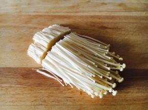 将金针菇的老根切去。