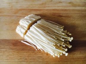 将金针菇的老根切去。