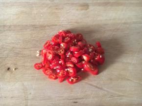 将小米椒切成小圈圈备用。