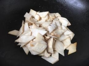 用煸炒五花肉所剩下的底油煸炒杏鲍菇，将杏鲍菇的水分煸炒出去，杏鲍菇软塌下去即可盛出备用。煸炒过的杏鲍菇更容易吸收汤汁，味道会更佳。