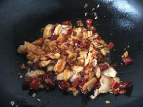 放入炒过的五花肉，翻炒均匀。