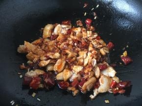 放入炒过的五花肉，翻炒均匀。