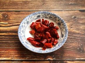 将泡软的干辣椒用厨房用纸吸干水分备用。