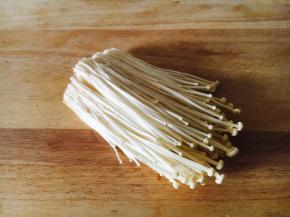 将金针菇清洗干净。