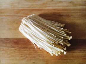 将金针菇清洗干净。