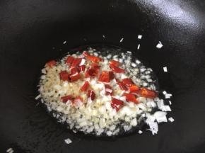 热锅凉油，煸炒蒜末姜末和葱花，煸炒出香味。