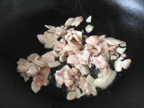 热锅凉油，将五花肉炒至变色盛出备用。