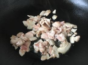 热锅凉油，将五花肉炒至变色盛出备用。