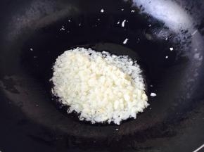 热锅凉油（20ml），将蒜蓉略微炒香，盛出备用。 蒜油也要留着备用。