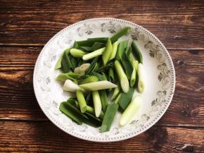 蒜苗切段备用。