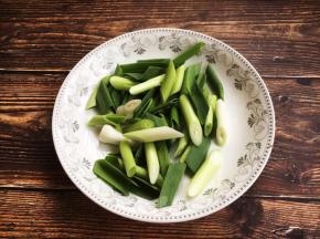 蒜苗切段备用。
