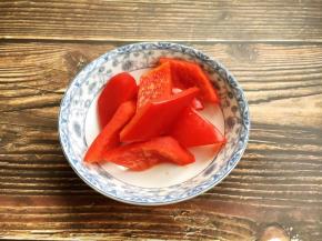 红色的彩椒切成菱形块备用。