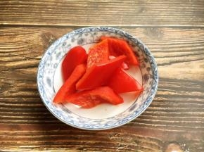 红色的彩椒切成菱形块备用。