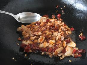 沿锅边烹入1勺的料酒，翻炒均匀。