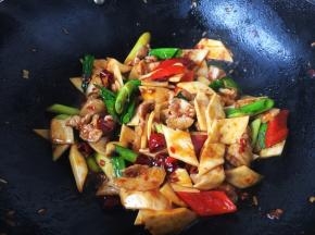 因为郫县豆瓣酱是咸的，我就没放盐，大家可根据个人的口味调整咸淡。