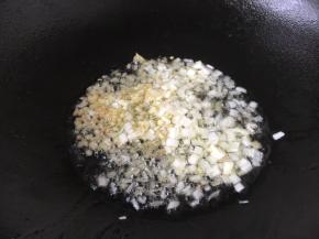 热锅凉油，煸炒蒜末姜末和葱花，煸炒出香味。