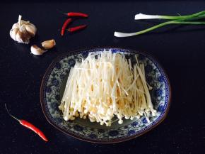 将金针菇撕成一根一根的，盛入容器中。