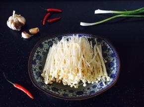将金针菇撕成一根一根的，盛入容器中。